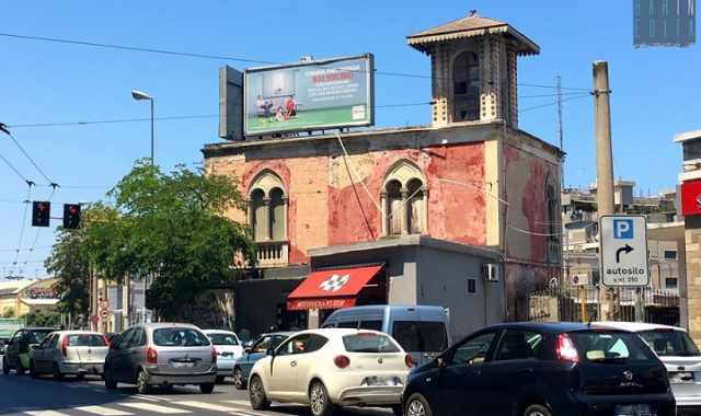 Bari, quell'antica casina rossa sull'extramurale che vive in simbiosi con un gommista